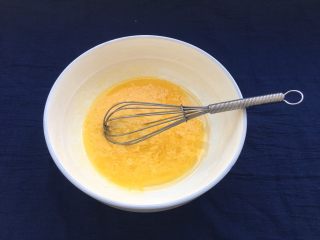6、椰蓉酥,鸡蛋磕入碗中，与玉米油、白糖抽打均匀，打好是这个状态的，稠稠的。