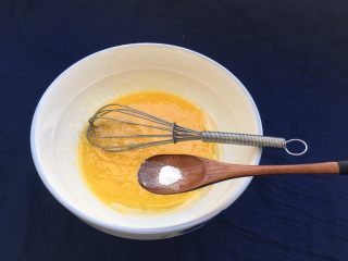 8、椰蓉酥,放1克苏打粉进去。