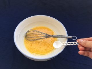 9、椰蓉酥,放1克盐进去。