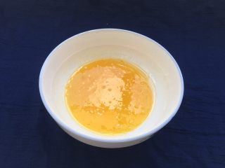 10、椰蓉酥,抽打均匀后，让它静止5分钟。