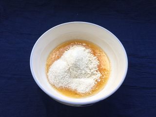12、椰蓉酥,再倒入30克椰蓉。