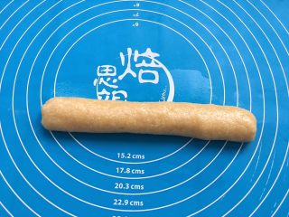 15、椰蓉酥,把面团揉搓成长条。