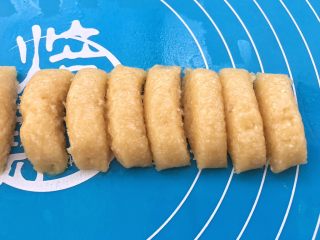 16、椰蓉酥,然后用刮刀均匀地分成小剂子。