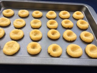 18、椰蓉酥,用拇指轻轻逐个在中间按个窝。