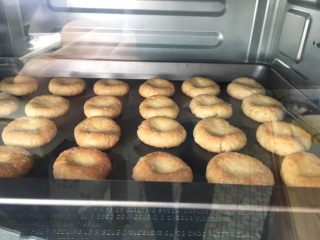 19、椰蓉酥,烤箱上下火预热175度，放入烤箱中烤15分钟，烤完不要打开烤箱焖多十分钟更酥哦。