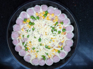 12、满园春色香肠披萨,铺上香肠、豌豆、玉米。再铺上一层马苏里拉芝士。