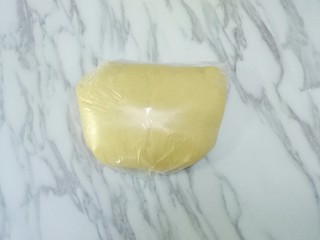 6、五仁月饼,刚拌好的面团很黏，将面团放入保鲜袋中，放冰箱冷藏2小时