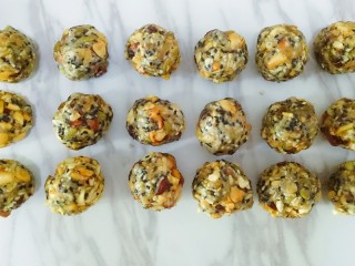 7、五仁月饼,两五仁馅分成30克（大部分皮和馅是按2:8或者3:7比例分的）看自己喜好，我没按比例分