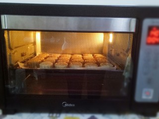 17、五仁月饼,烤箱预热，160度烤5分钟定型，拿出来刷少许鸡蛋液，继续放回烤箱烤15分钟（鸡蛋液是一个蛋黄加少许水搅拌均匀）