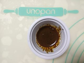 2、摩卡全麦蛋糕,速溶咖啡用一小勺热水调匀备用。