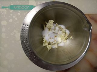 3、摩卡全麦蛋糕,黄油软化后加入细砂糖。