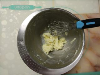 4、摩卡全麦蛋糕,用手动打蛋器打至砂糖溶化。