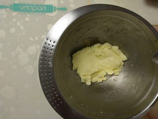 6、摩卡全麦蛋糕,搅拌均匀再加入下一部分，以免油水分离。