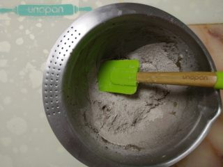 7、摩卡全麦蛋糕, 加入咖啡液拌匀后，低筋面粉 可可粉 小苏打混合筛入盆里，切拌均匀。