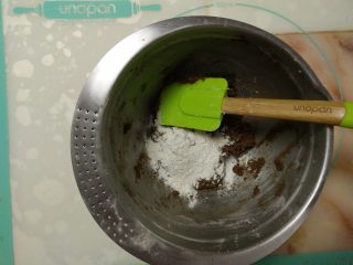 8、摩卡全麦蛋糕,加入全麦粉。