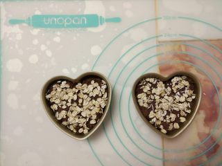 10、摩卡全麦蛋糕,挤入模具八分满，表面撒上麦片。