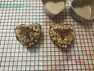 12、摩卡全麦蛋糕, 出炉后脱模放晾网上。