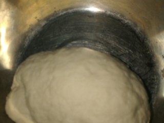 1、披萨做法,酵母温水化开倒入高筋面粉揉成光滑面团待其发酵