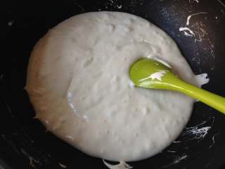 1、雪花酥,将棉花糖不停的翻拌，直到完全融化