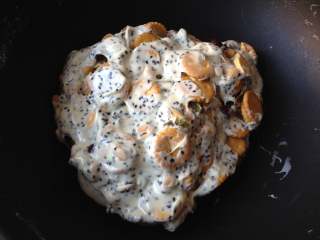 3、雪花酥,快速搅拌均匀关火