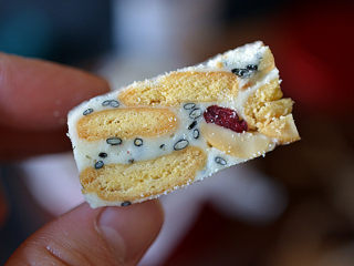 4、雪花酥,放凉后再切成小块,就可以吃了