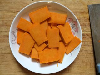 2、#甜味＃南瓜豆沙饼,南瓜去皮切片。