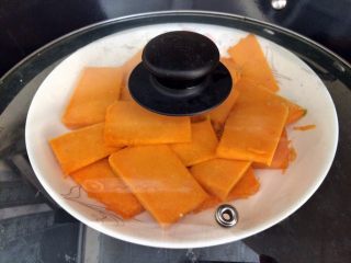 3、#甜味＃南瓜豆沙饼,上锅蒸10分钟。