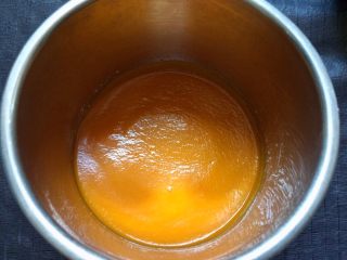 5、#甜味＃南瓜豆沙饼,取200克的南瓜泥。