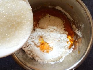 7、#甜味＃南瓜豆沙饼,加入白糖。