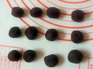 10、#甜味＃南瓜豆沙饼,豆沙搓圆。