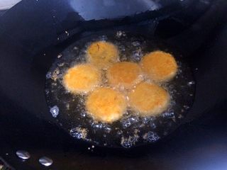 15、#甜味＃南瓜豆沙饼,油烧热，南瓜饼用小火炸金黄色即可。