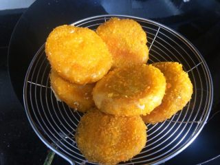 16、#甜味＃南瓜豆沙饼,炸好捞起。