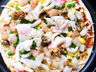 2、海鲜披萨,再放切碎的小海鲜