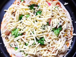 3、海鲜披萨,放上切碎的西兰花，再撒一层奶酪。