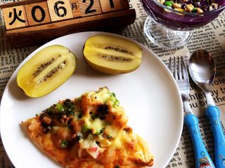 6、海鲜披萨,娃美美的吃早餐。