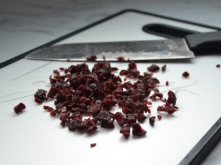 2、蔓越莓饼干,蔓越莓干用刀切碎备用
