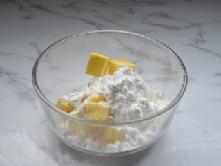 3、蔓越莓饼干,黄油室温软化，倒入糖粉