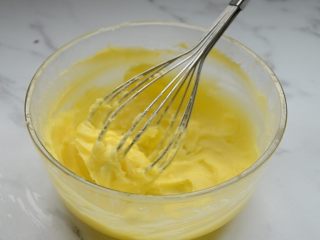 4、蔓越莓饼干,用蛋抽搅拌均匀