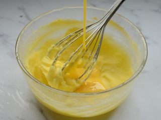 5、蔓越莓饼干,倒入全蛋液