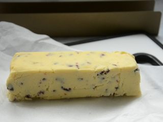 11、蔓越莓饼干,模具内垫一张油纸，放入面团整形，再放冰箱冷冻半小时定型