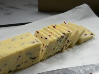 12、蔓越莓饼干,冷冻结束拿出，用刀切成大小均匀的饼胚