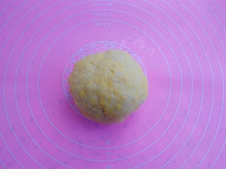 3、自制磨牙棒,加入黄油揉成面团，这个时候面团比较干，多揉一会儿