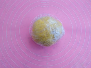 4、自制磨牙棒,包上保鲜膜自然醒发30分钟