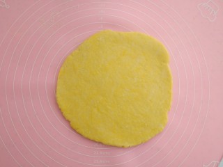 6、自制磨牙棒,用擀面杖擀成片