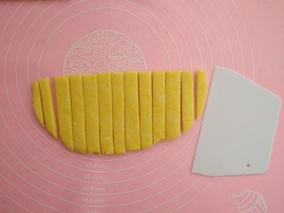 7、自制磨牙棒,切成均匀的条