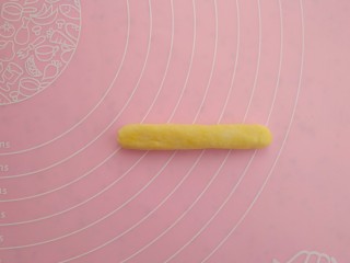 8、自制磨牙棒,稍稍搓圆一下