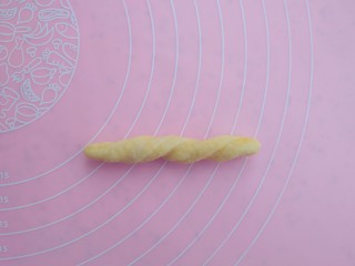 9、自制磨牙棒,再拧一下