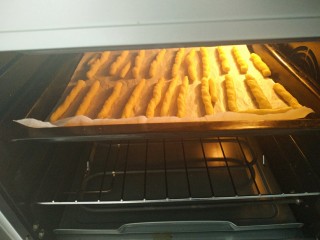 11、自制磨牙棒,预热好后，放入烤箱中层175°烤25分钟