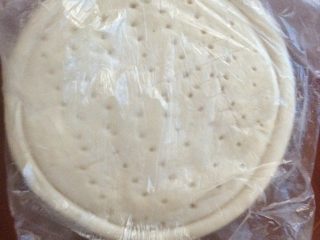 1、平底锅版--蔬菜披萨,将披萨饼解冻备用