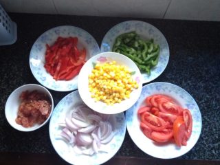 3、平底锅版--蔬菜披萨,就洋葱、青椒、红椒、香肠、西红柿切好备用